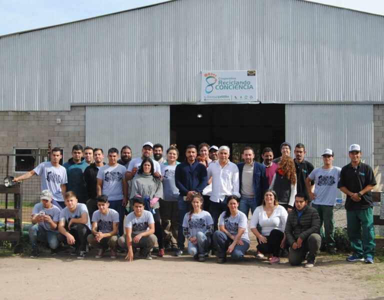 Cooperativa de reciclado creó un eco ladrillo de telgopor, con respaldo de la FADU