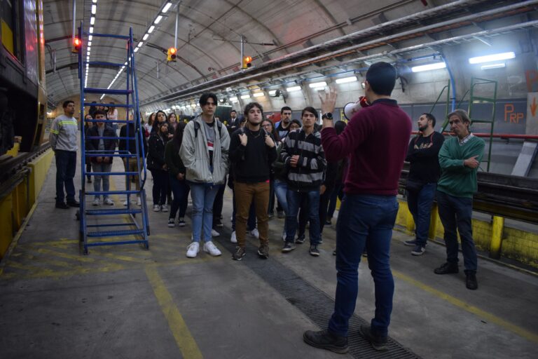 Puertas abiertas: 25 estudiantes becados visitan el Subte y sus instalaciones