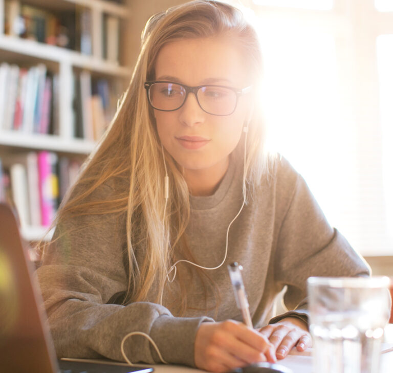 IBM anuncia nuevos recursos gratuitos de educación digital sobre IA para docentes y estudiantes