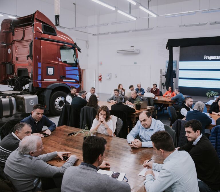 Mercedes-Benz Camiones y Buses abre el diálogo para una movilidad más sustentable y segura