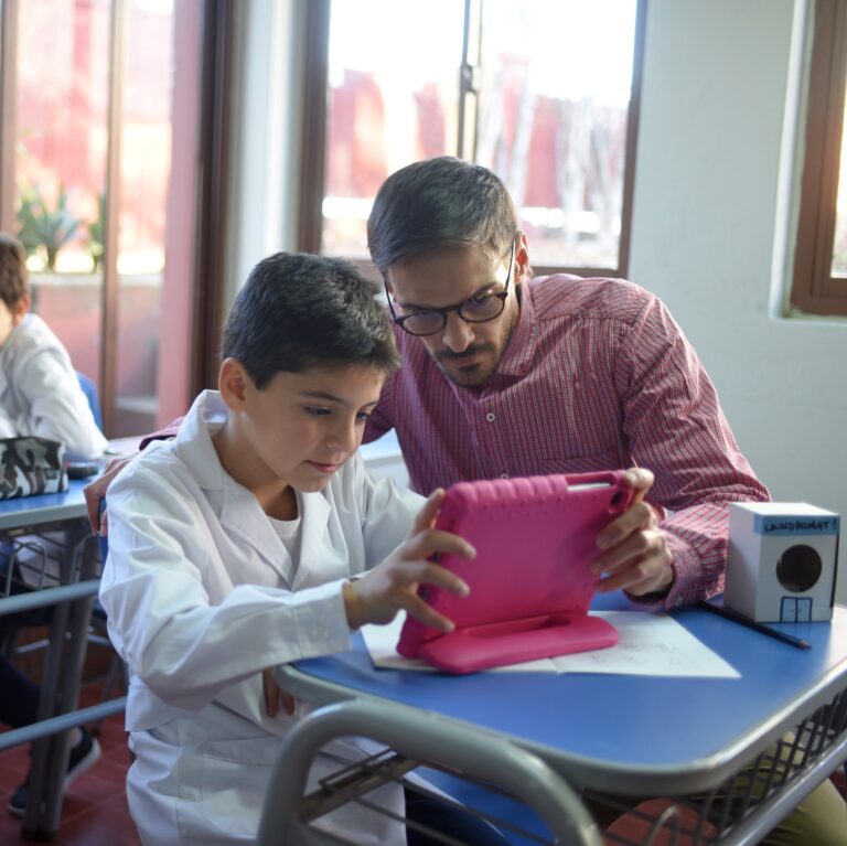 Telecom ofrece capacitaciones gratuitas sobre herramientas digitales para docentes de todo el país