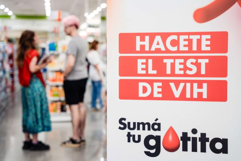 Farmacity se sumó a la campaña «Hacete el test de VIH. Sumá tu gotita» de Fundación Huésped
