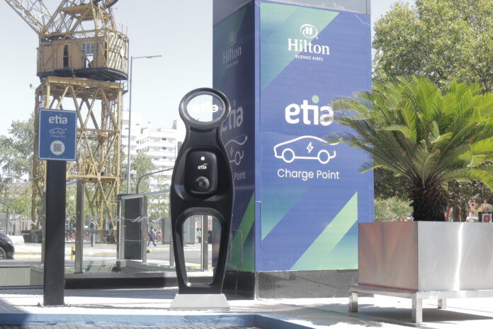 Hilton Buenos Aires suma un nuevo servicio a sus huéspedes, un cargador para autos eléctricos