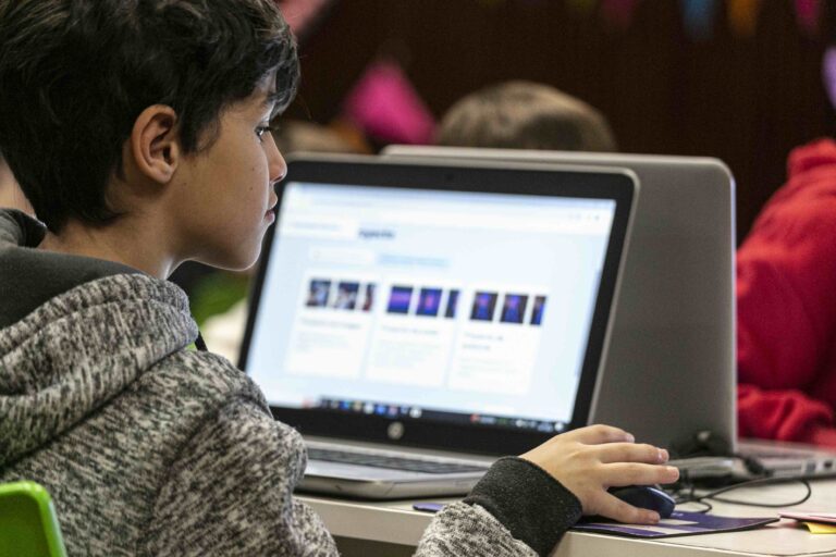 Jugar y crear con la tecnología: La propuesta de Telecom para los más jóvenes de la casa