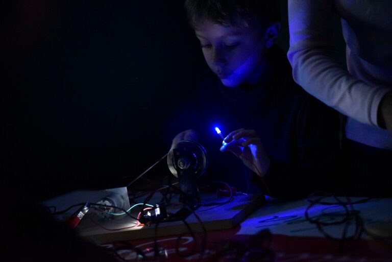 Oportunidades educativas en tecnología: talleres y visitas guiadas para escuelas