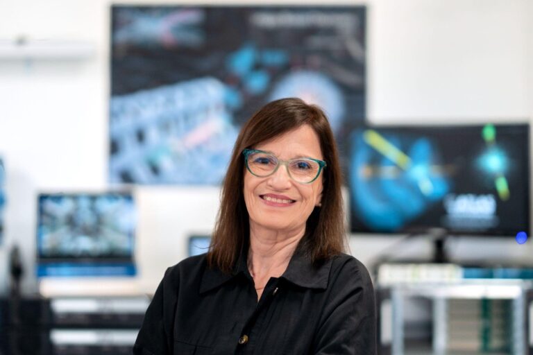 La argentina Maria Teresa Dova, lidera la física de altas energías y recibe premio internacional en París